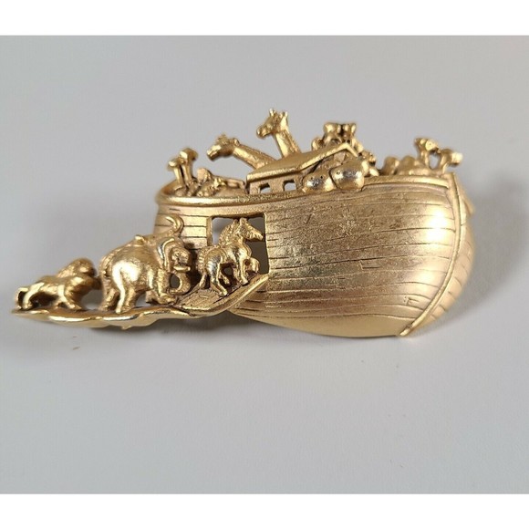 *Vintage Matte Gold Tone Noah's Arc Pin Brooch with Animals Signed AJC - Picture 1 of 8